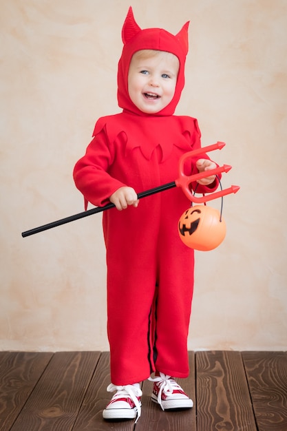 Bambino felice che indossa il costume di halloween