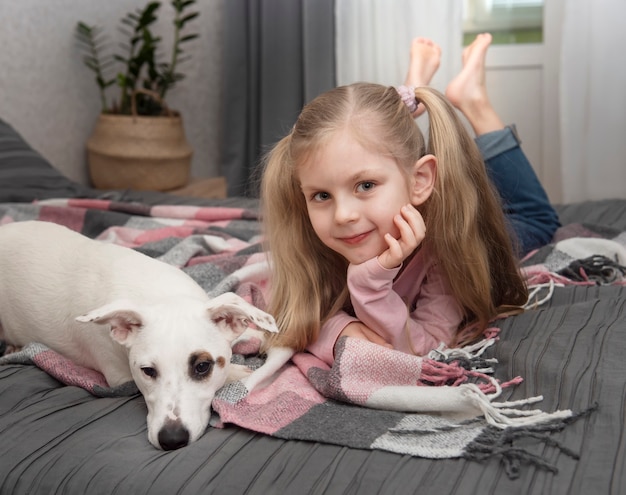 Фото Счастливый ребенок с собакой. портрет девушки с домашним животным. девушка и белый джек рассел