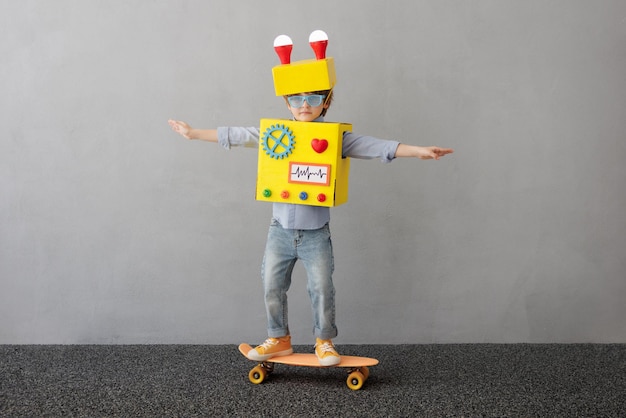 Il bambino felice con il robot ha un'idea