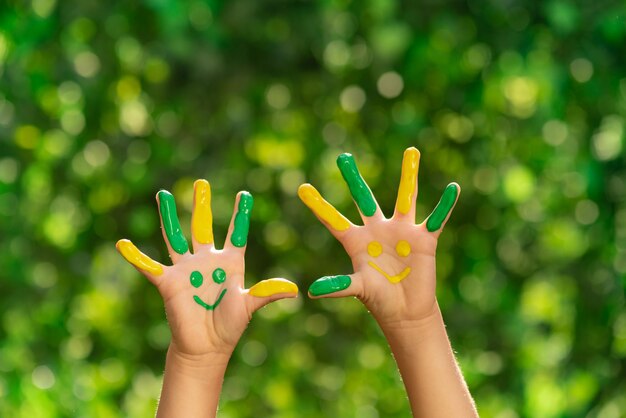 녹색 봄 배경 생태와 건강한 라이프 스타일 개념에 대해 야외 아이 손에 미소와 함께 행복 한 아이