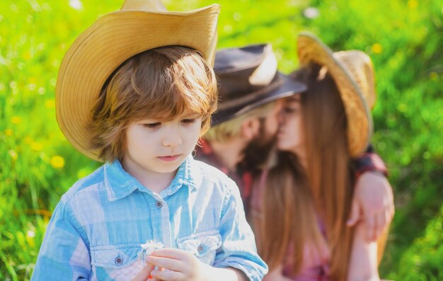 Concetto di infanzia felice giardiniere di famiglia su picnic in giardino o parco genitorialità insieme primavera o su