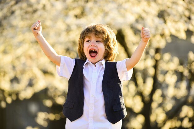 Foto infanzia felice bambino sano cura dei bambini festeggia le vacanze estive sfondo della natura del ragazzo