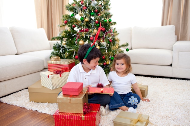 Счастливые дети празднуют Рождество дома