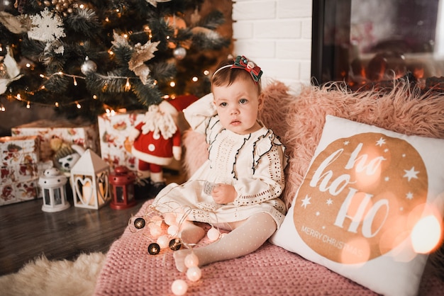 写真 飾られたクリスマスツリーと花輪で新年とクリスマスを祝う幸せな子供たち