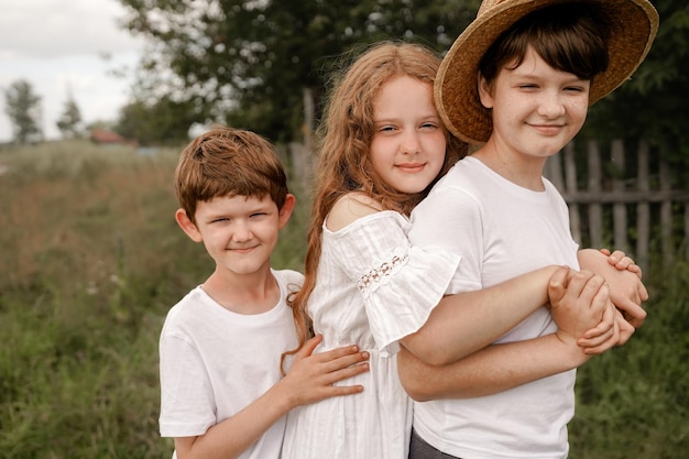 Bambini felici che abbracciano il concetto di amicizia all'aperto