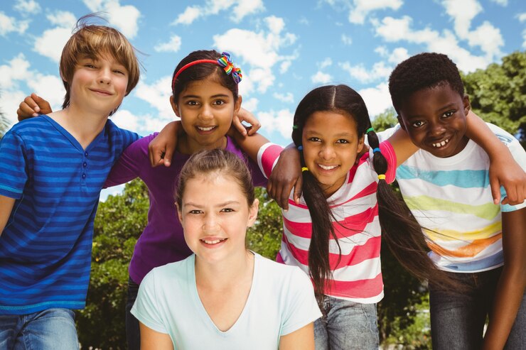 Photo happy children forming huddle at park