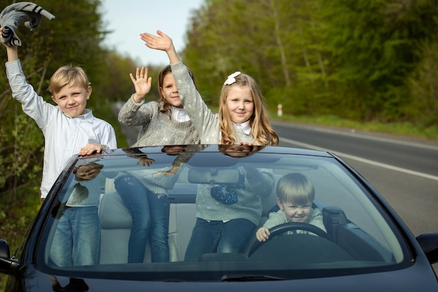 車の中で幸せな子供たちの友達