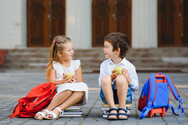 学校に戻って幸せな子供