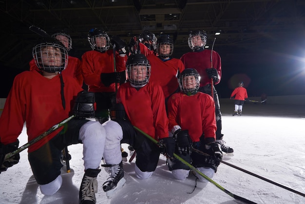 Foto gruppo di bambini felici ritratto di giocatori di sport di squadra di hockey su ghiaccio