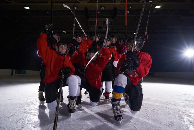 Photo happy children group  ice hockey team  sport players portrait