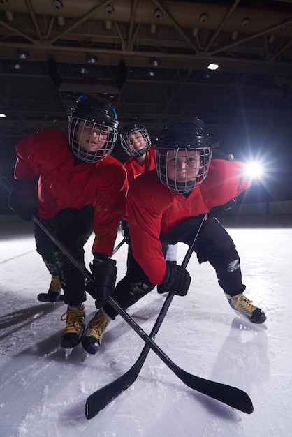 Photo happy children group  ice hockey team  sport players portrait