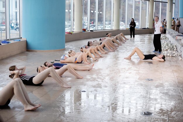 Foto gruppo di bambini felici in piscina