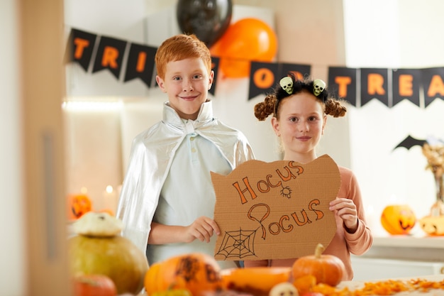 Foto bambini felici alla festa di halloween