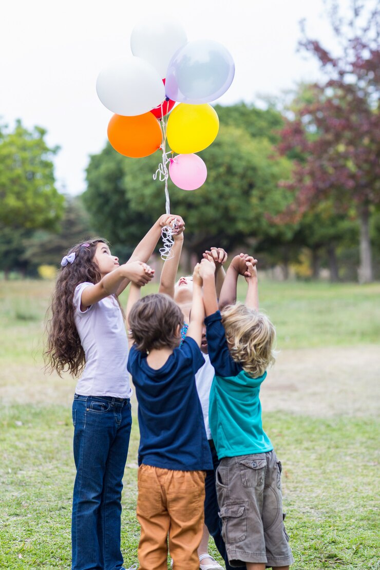 Photo happy children holding balloons