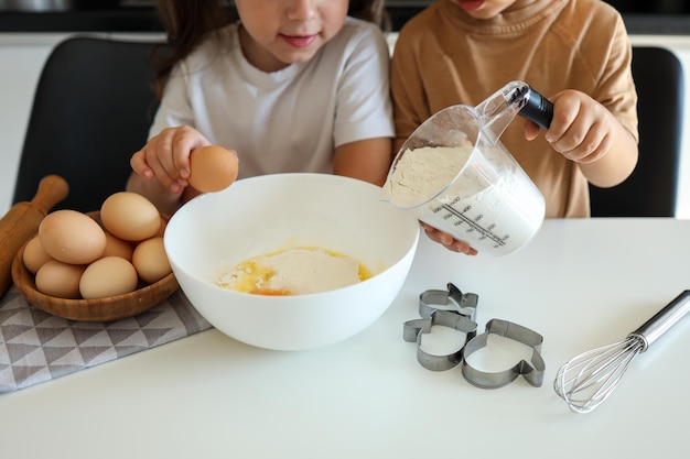 I bambini felici in cucina preparano i biscotti master class di cucina