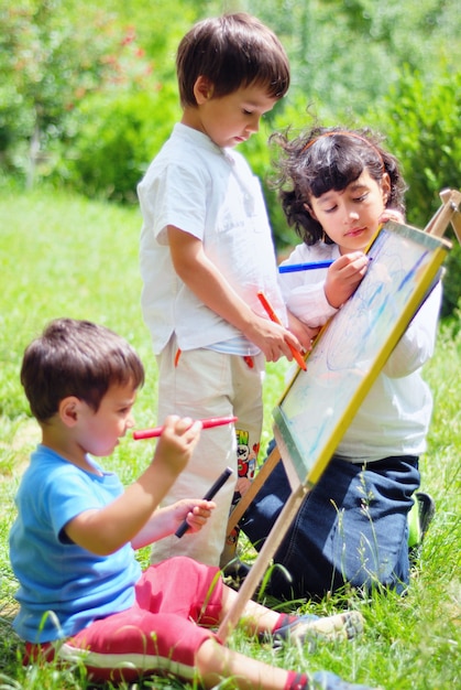 Foto bambini felici che giocano e disegnano