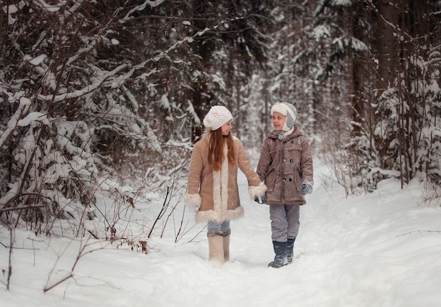 写真 雪の中で遊ぶ幸せな子供たち