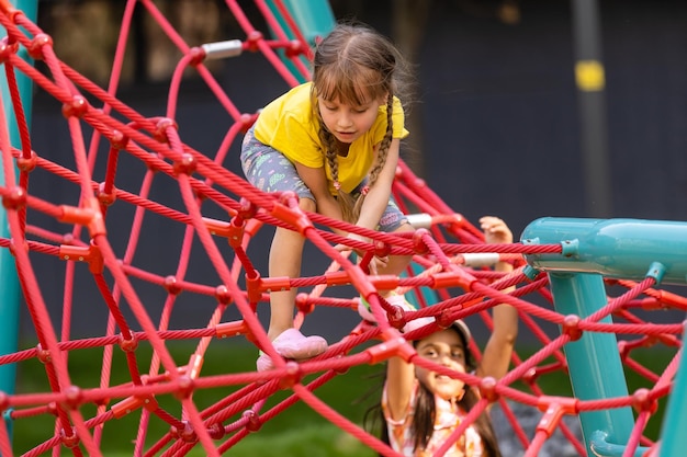 写真 屋外で遊ぶ幸せな子供たち、遊び場の子供たち