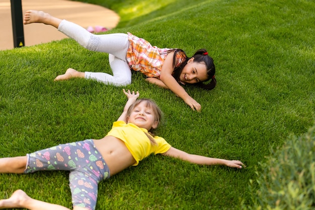 Bambini felici che giocano all'aperto, bambini nel parco giochi