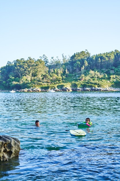 海で遊ぶ幸せな子供たち。屋外で楽しんでいる子供たち。夏休みと健康的なライフスタイルの概念。