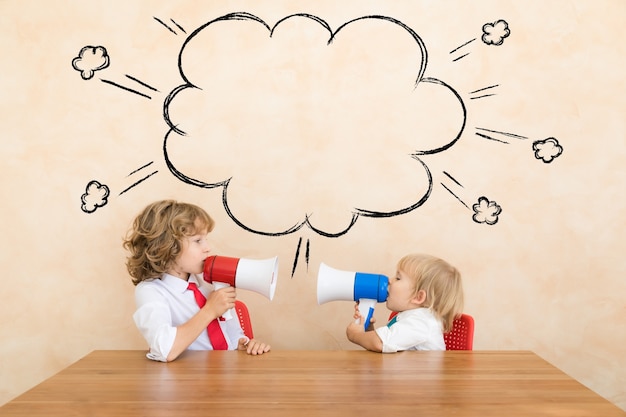 Foto i bambini felici fingono di essere uomini d'affari