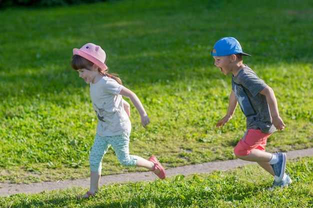 写真 キャッチアップコンセプトを遊んで外を走り回って幸せな子供たち