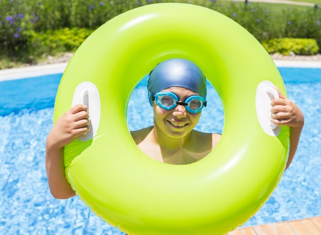 楽しさと幸せな時間を持つ夏休みの幸せな子供たち