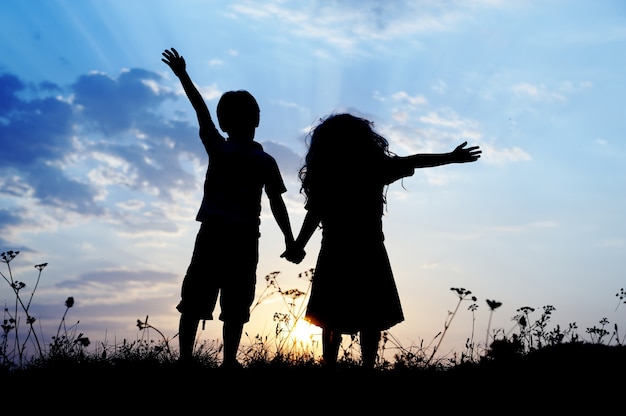 Foto bambini felici insieme spruzzi d'acqua