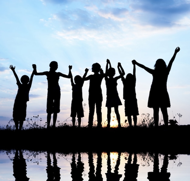 Foto bambini felici insieme spruzzi d'acqua