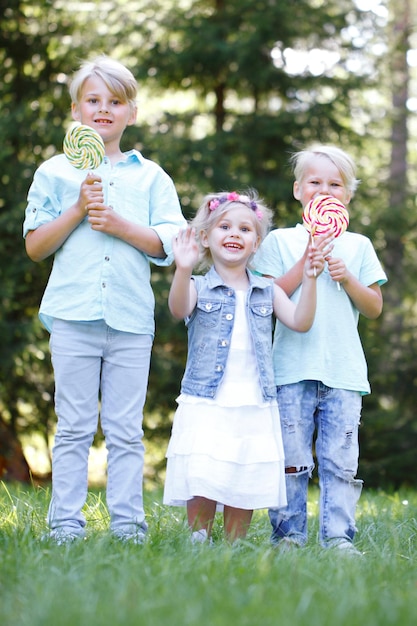 Foto bambini felici con lecca-lecca