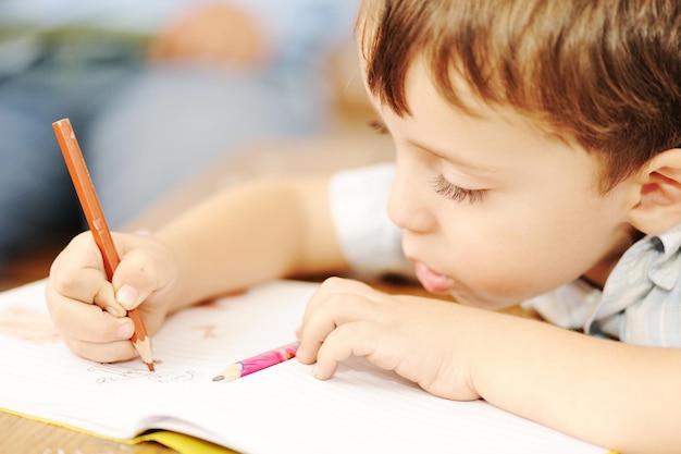 Foto bambini felici con il loro insegnante in classe, facendo