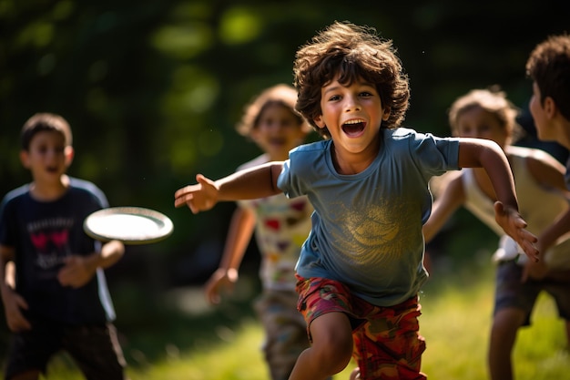 Счастливые дети бегают летом на открытом воздухе в дневное время