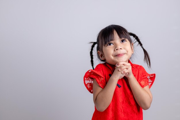 새해 복 많이 받으세요. 축하 제스처와 함께 작은 아시아 소녀