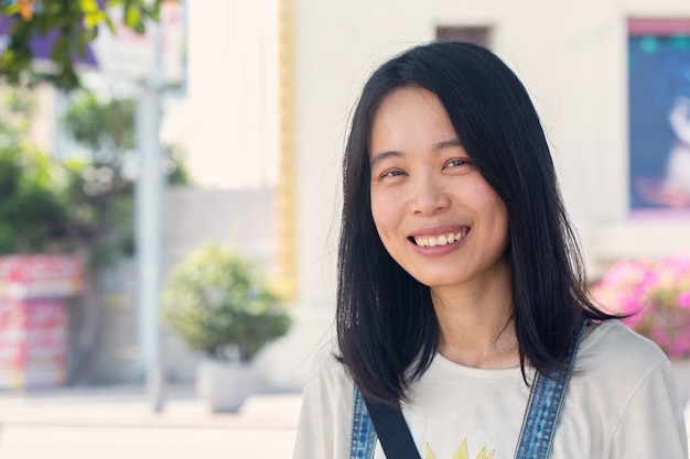 Photo happy chinese woman