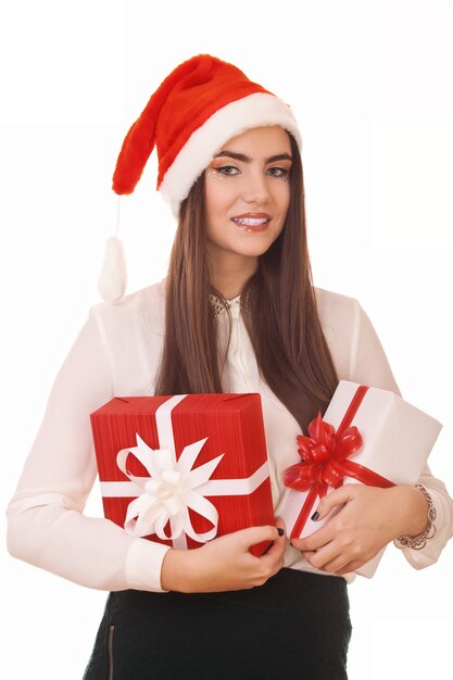 Счастливого рождества девушка держит красные и белые подарочные коробки
