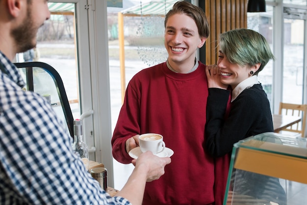 Foto felice cliente bar dipendenza da caffè stile di vita giovanile