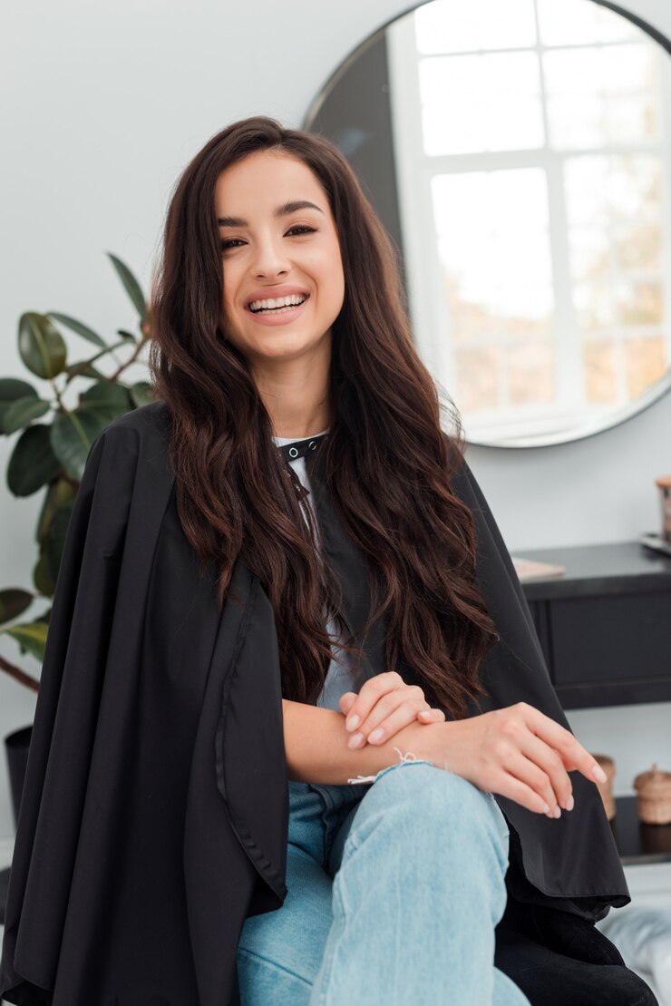 Photo happy client sitting on chair and smiling