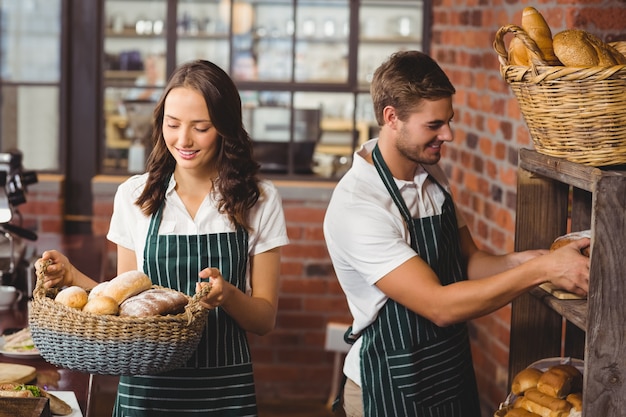 Счастливые сотрудники, работающие с улыбкой