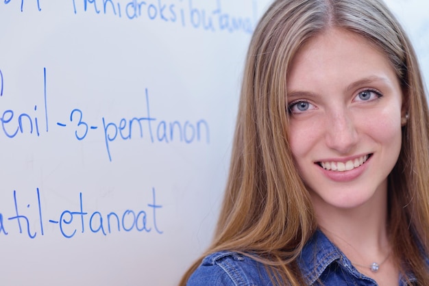 Foto ritratto felice di una studentessa di collage in classe e in biblioteca