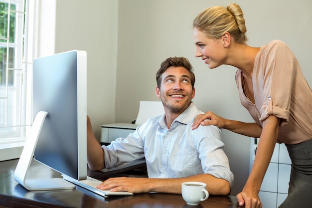 Photo happy colleagues discussing at office