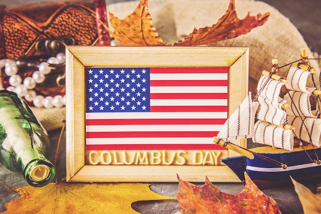 Happy Columbus Day-tekst Concept van de Amerikaanse vakantie De ontdekker van Amerika vakantiestaten