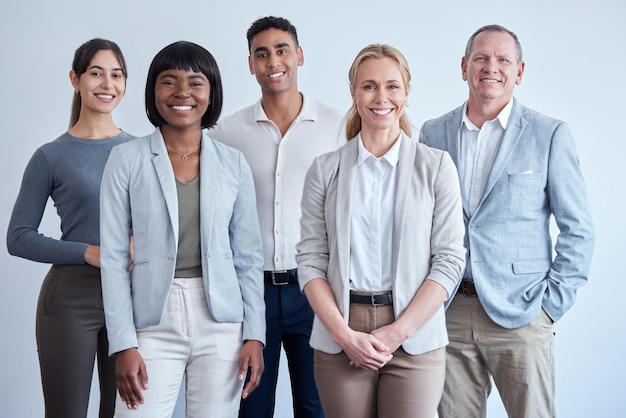 Foto felice diversità aziendale e ritratto di uomini d'affari in uno studio legale per lavoro sorriso aziendale e avvocati su un muro per il profilo dell'agenzia su di noi o solidarietà sul posto di lavoro insieme