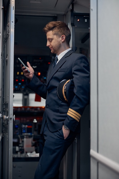 Photo happy confident caucasian pilot in airplane salon