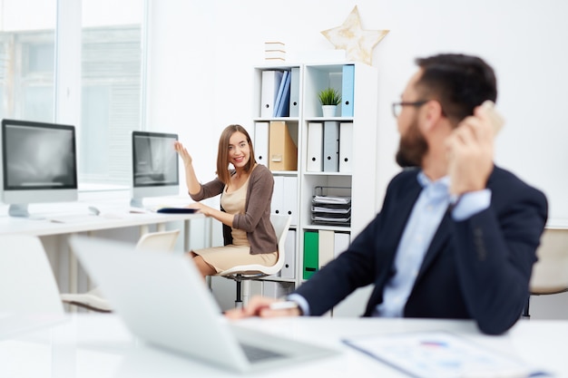 幸せな現代人の企業アダルト