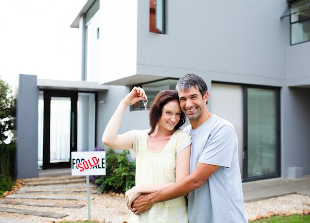 Foto coppia felice dopo l'acquisto di casa