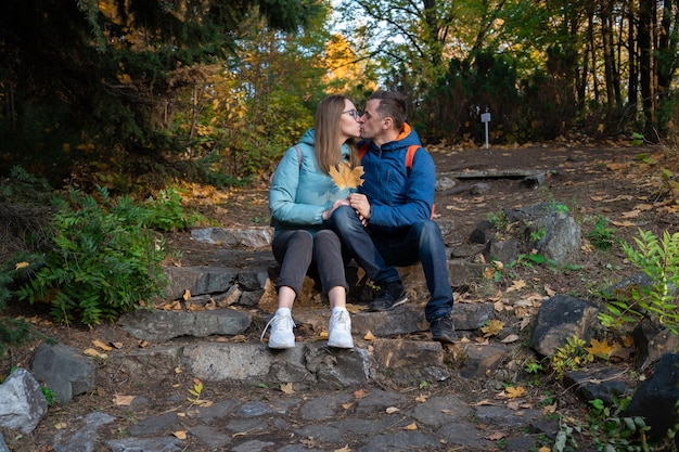 Счастливая пара в осеннем парке на фоне осенней природы