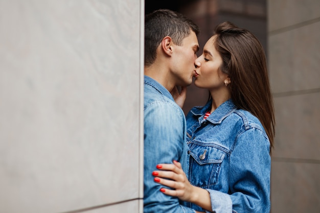 ロマンチックでキスしている幸せなカップル