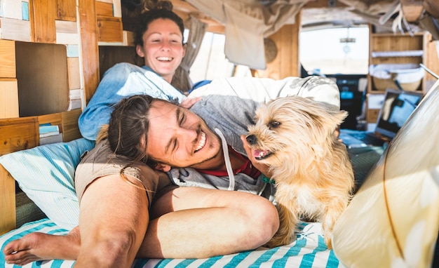 Foto una coppia felice in un camper