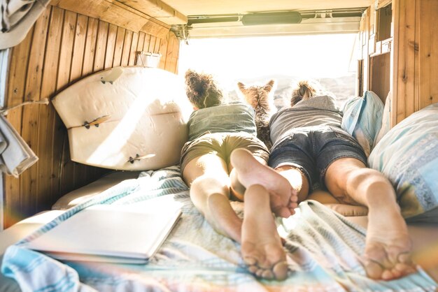 Foto una coppia felice in un camper