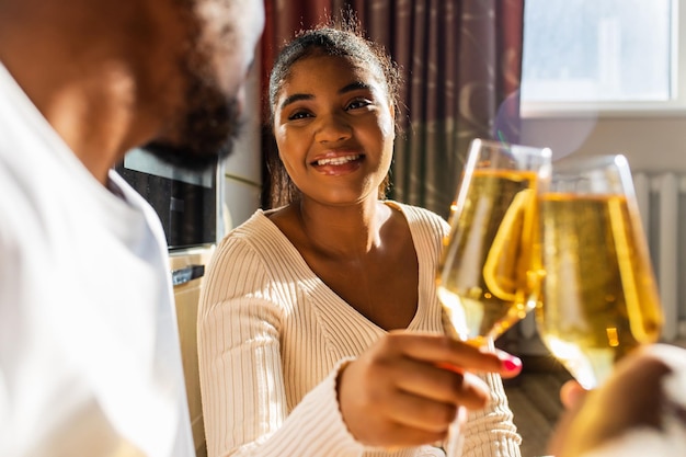 Coppia felice che celebra l'anniversario mentre si siede al pavimento caldo in cucina